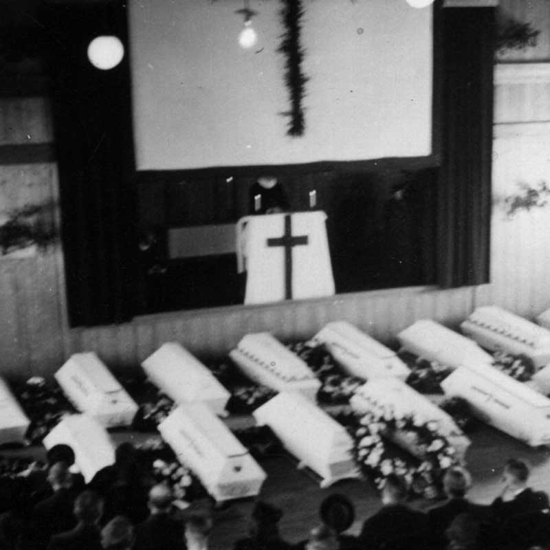 Kistene under minnestunden i Grubeheimen i 1943.